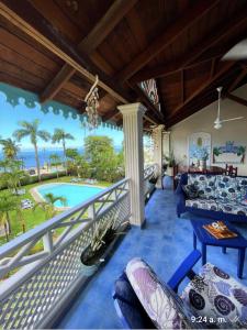 Una sala de estar con balcón con vista a la piscina. en A La Dolce Vita Beachfront Hotels, Las Terrenas, Samana, en Las Terrenas