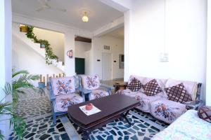 ein Wohnzimmer mit Sofas und einem Tisch in der Unterkunft Trip In Hostel, Udaipur in Udaipur