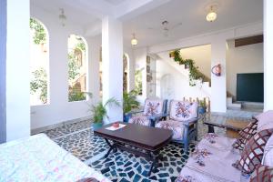 ein Wohnzimmer mit zwei Stühlen und einem Tisch in der Unterkunft Trip In Hostel, Udaipur in Udaipur