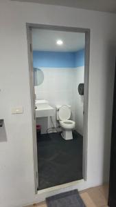 ein Badezimmer mit Toilette und Waschbecken in der Unterkunft Golden Monkey Samui in Koh Samui  + 24 Fotos