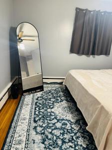 En eller flere senge i et værelse på Sweet home at Amherst NY + 25 billeder