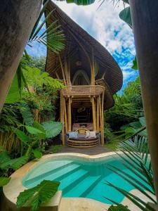 Bazén v ubytování Dumi Bamboo Ecolodge by Wahem Hospitality nebo v jeho okolí