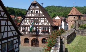 Ein altes Gebäude mit einer Flagge darauf in der Unterkunft Haus Dorfblick in Dörrenbach