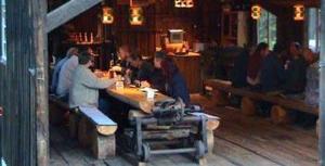 een groep mensen aan een tafel in een restaurant bij Hotel Burg Waldau in Grasellenbach