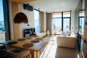 TV a/nebo společenská místnost v ubytování Calm Luxury Chalet Natural Apartments