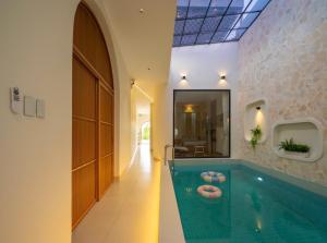 Swimmingpoolen hos eller tæt på Bali homestay