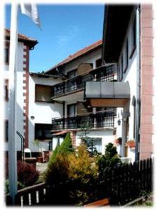 ein Gebäude mit Balkon auf der Seite in der Unterkunft Hotel Burg Waldau in Grasellenbach