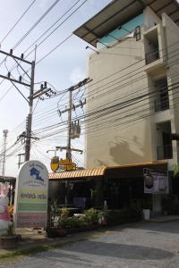 um sinal em frente a um edifício ao lado de um edifício em Cozy Rabbit Hotel em Thung Song