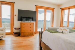 En eller flere senge i et værelse på StayAU Breathtaking Panoramic Views Aurora Sauna