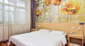 1 dormitorio con 2 camas y un mural de flores en Super 8 Hotel Jinan Railway Station Square, en Jinan 106 fotos más