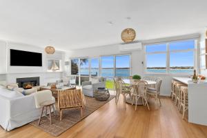 Μια τηλεόραση ή/και κέντρο ψυχαγωγίας στο River Meets Ocean Edge - Absolute Waterfront