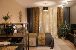 - une chambre avec un arbre de Noël et un lit dans l'établissement Das Appartement Tallinn, à Tallinn