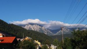 - une vue sur une chaîne de montagnes avec des nuages dans le ciel dans l'établissement Cabana Tei, à Azuga