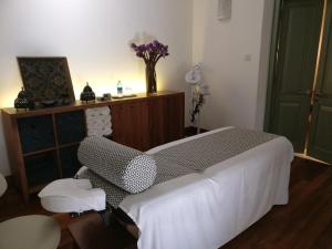 A bed or beds in a room at Fort Bazaar