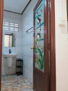 ein Badezimmer mit Toilette und Waschbecken und einer Tür in der Unterkunft Little Shark bungalow in Ban Bang Bao