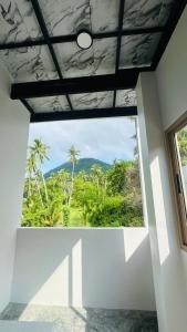 una finestra in una camera con vista su una montagna di Cosy Hostel a Ko Tao