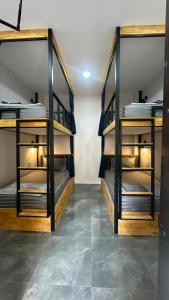 una stanza con tre letti a castello in una stanza di Cosy Hostel a Ko Tao