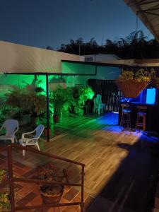 eine Terrasse mit grünen Lichtern in einem Haus in der Unterkunft Hotel Colinas Del Darien in Calima + 4 Fotos