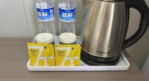 Příslušenství pro přípravu čaje a kávy v ubytování 7 Days Inn Xingyi Wanfenglin Xiawutun