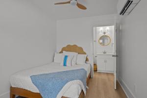 En eller flere senge i et værelse på Beach Cottages #1 apts