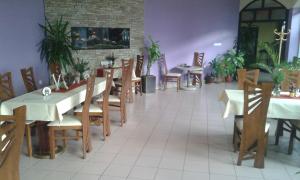 Reštaurácia alebo iné gastronomické zariadenie v ubytovaní Motel Podkova