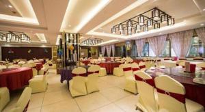 a banquet hall with tables and chairs in a restaurant at Borrman Hotel Liuzhou Ma'anshan Park Gubu Shopping Mall in Liuzhou