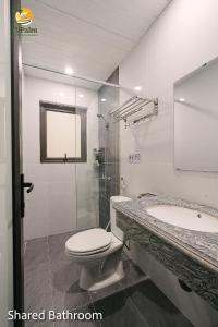 een badkamer met toilet en wastafel bij TVpalm Ecolodge in Ha Giang