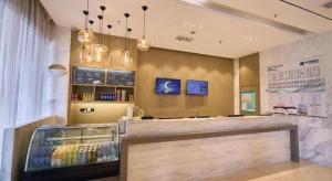 a restaurant with a counter in a store at City Comfort Inn Wuhan Wangjiawan Longyangcun Metro Station in Wuhan