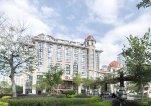 a large building with a lot of windows at Borrman Hotel Liuzhou Guizhong Avenue Liugao in Liuzhou