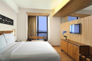 Ένα ή περισσότερα κρεβάτια σε δωμάτιο στο BATIQA Hotel Lampung