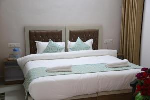 Postel nebo postele na pokoji v ubytování Yog Tapovan + 1 fotografie