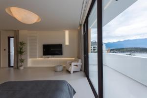 Dali Airport慕泊度假海景酒店的卧室设有海景阳台。 更多52张照片