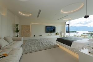 Dali Airport慕泊度假海景酒店的一间卧室，配有一张大床和一扇大窗户。