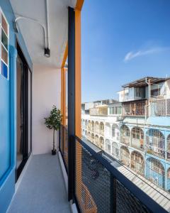 un balcone con vista su un edificio di Bembis Hotel Charoenakorn 10 a Chinatown