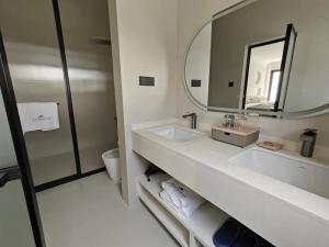 Dali Airport慕泊度假海景酒店的浴室里有洗手池和镜子