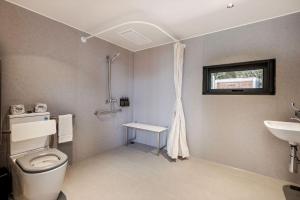 een badkamer met toilet en wastafel bij Aravina Escapes in Yallingup Siding +56 foto's