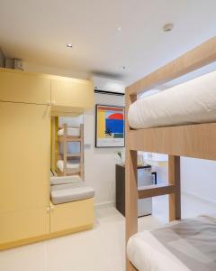 una camera con 2 letti a castello e una scala di Bembis Hotel Charoenakorn 10 a Chinatown