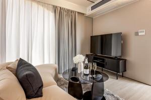 een woonkamer met een bank en een tv bij Aravina Escapes in Yallingup Siding