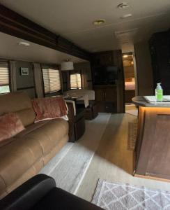 ein Wohnzimmer mit Sofa und Tisch in der Unterkunft Cozy camper in Dunnellon