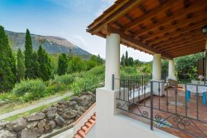 een uitzicht vanaf het terras van een huis met een berg bij Casa Schmidt in Vulcano