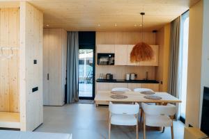 Kuchyň nebo kuchyňský kout v ubytování Calm Luxury Chalet Natural Apartments