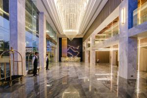 een lobby van een gebouw met een grote kroonluchter bij Marquis Hotel in Ban Bang Toei (1) +102 foto's