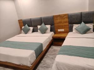 dos camas en una habitación con dos camas sidx sidx sidx sidx en HOTEL SAFARI INN, en Ahmedabad
