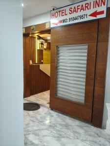 Una entrada de hotel con una puerta de garaje de metal. en HOTEL SAFARI INN, en Ahmedabad