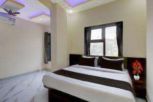 Postel nebo postele na pokoji v ubytování Collection O MIDC Pimpari Pune Formerly SK Palace