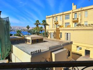 ein Blick vom Balkon eines Gebäudes in der Unterkunft Princes Palace in Luxor