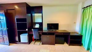 TV a/nebo společenská místnost v ubytování For 3 Person in Central Pa Tong, Thailand