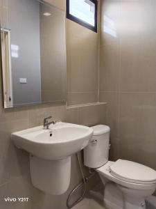 een badkamer met een wastafel, een toilet en een spiegel bij THE HOLM At Khaoyai in Pak Chong +29 foto's