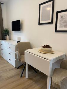 a room with a table and two chairs and a tv at Petkumer Deichkoje in Emden