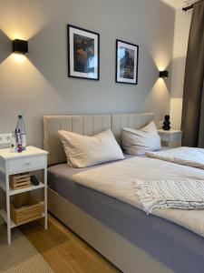 two beds sitting next to each other in a bedroom at Petkumer Deichkoje in Emden